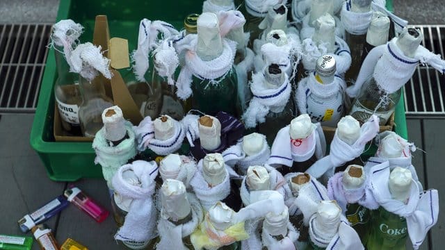 Die Lage in Honglong eskaliert: Molotow-Cocktails werden von prodemokratischen Demonstranten an der Hong Kong Polytechnic University vorbereitet. Die Lage in Honglong eskaliert: Molotow-Cocktails werden von prodemokratischen Demonstranten an der Hong Kong Polytechnic University vorbereitet.