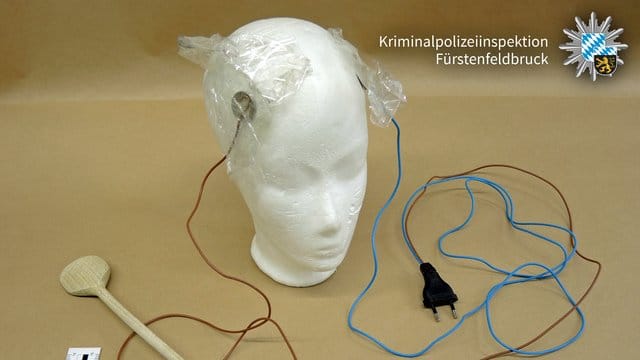 Das Foto zeigt eine Apparatur, mit der sich Frauen Stromstöße verabreicht haben. Das Foto zeigt eine Apparatur, mit der sich Frauen Stromstöße verabreicht haben.