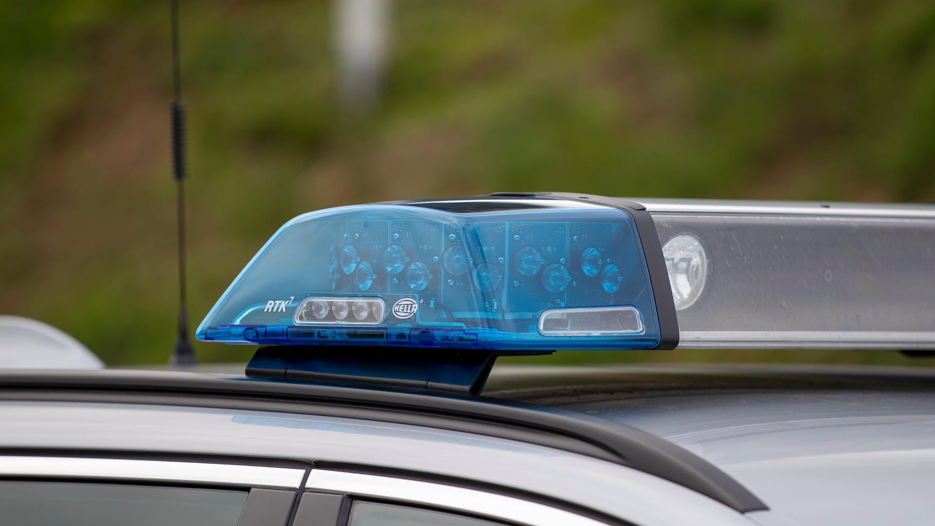 Blaulicht am Polizeiauto: Die Mutter rief die Polizei über das Festnetztelefon in der Wohnung – ihr Handy hatte ihr Sohn ebenfalls mitgenommen (Symbolbild). Blaulicht am Polizeiauto: Die Mutter rief die Polizei über das Festnetztelefon in der Wohnung – ihr Handy hatte ihr Sohn ebenfalls mitgenommen (Symbolbild).