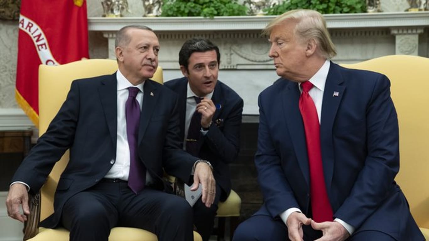 Donald Trump (r), Präsident der USA, und Recep Tayyip Erdogan (l), Präsident der Türkei, treffen sich im "Oval Office" des Weißen Hauses.