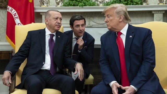 Donald Trump (r), Präsident der USA, und Recep Tayyip Erdogan (l), Präsident der Türkei, treffen sich im "Oval Office" des Weißen Hauses.