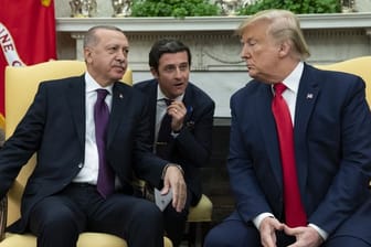 Donald Trump (r), Präsident der USA, und Recep Tayyip Erdogan (l), Präsident der Türkei, treffen sich im "Oval Office" des Weißen Hauses.
