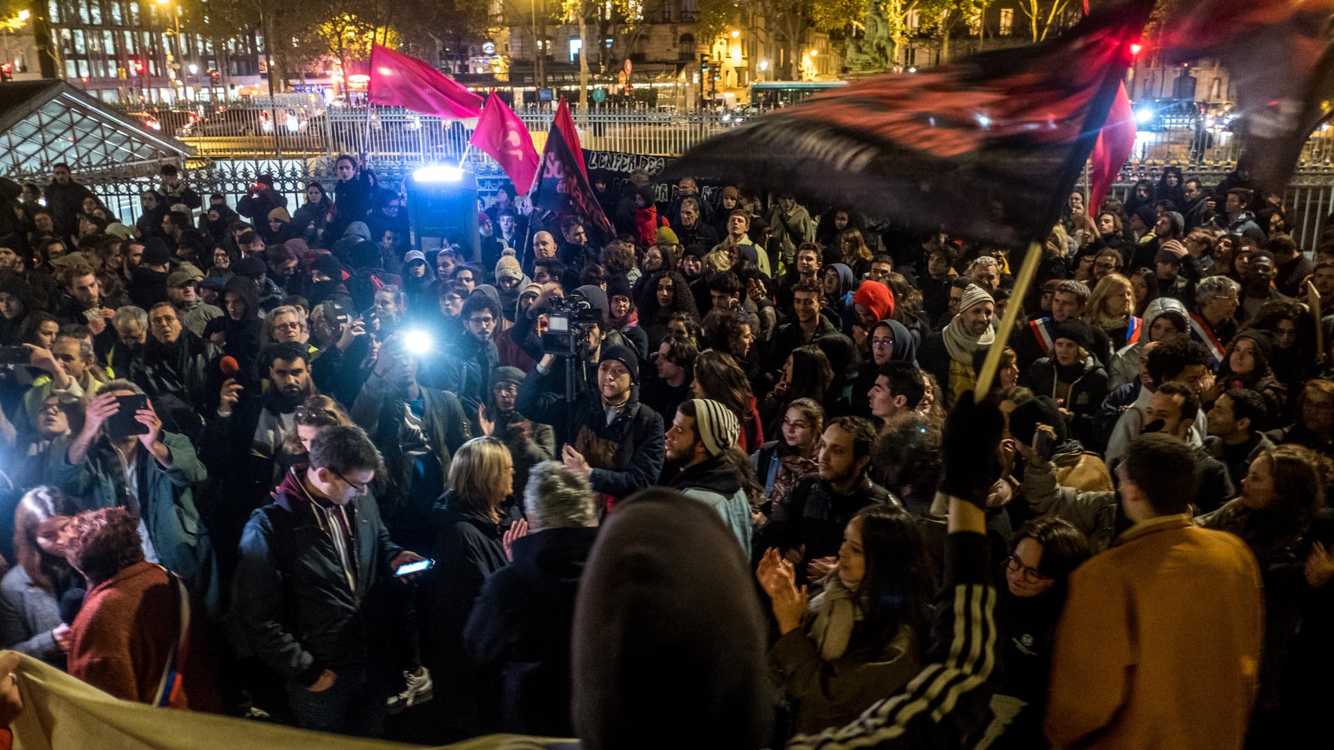 Protestierende Studenten in Paris: Im ganzen Land demonstrieren Studenten gegen ihre finanzielle Unsicherheit und die Bildungspolitik der Regierung.