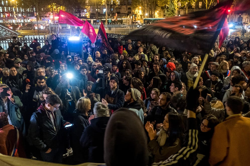 Protestierende Studenten in Paris: Im ganzen Land demonstrieren Studenten gegen ihre finanzielle Unsicherheit und die Bildungspolitik der Regierung.