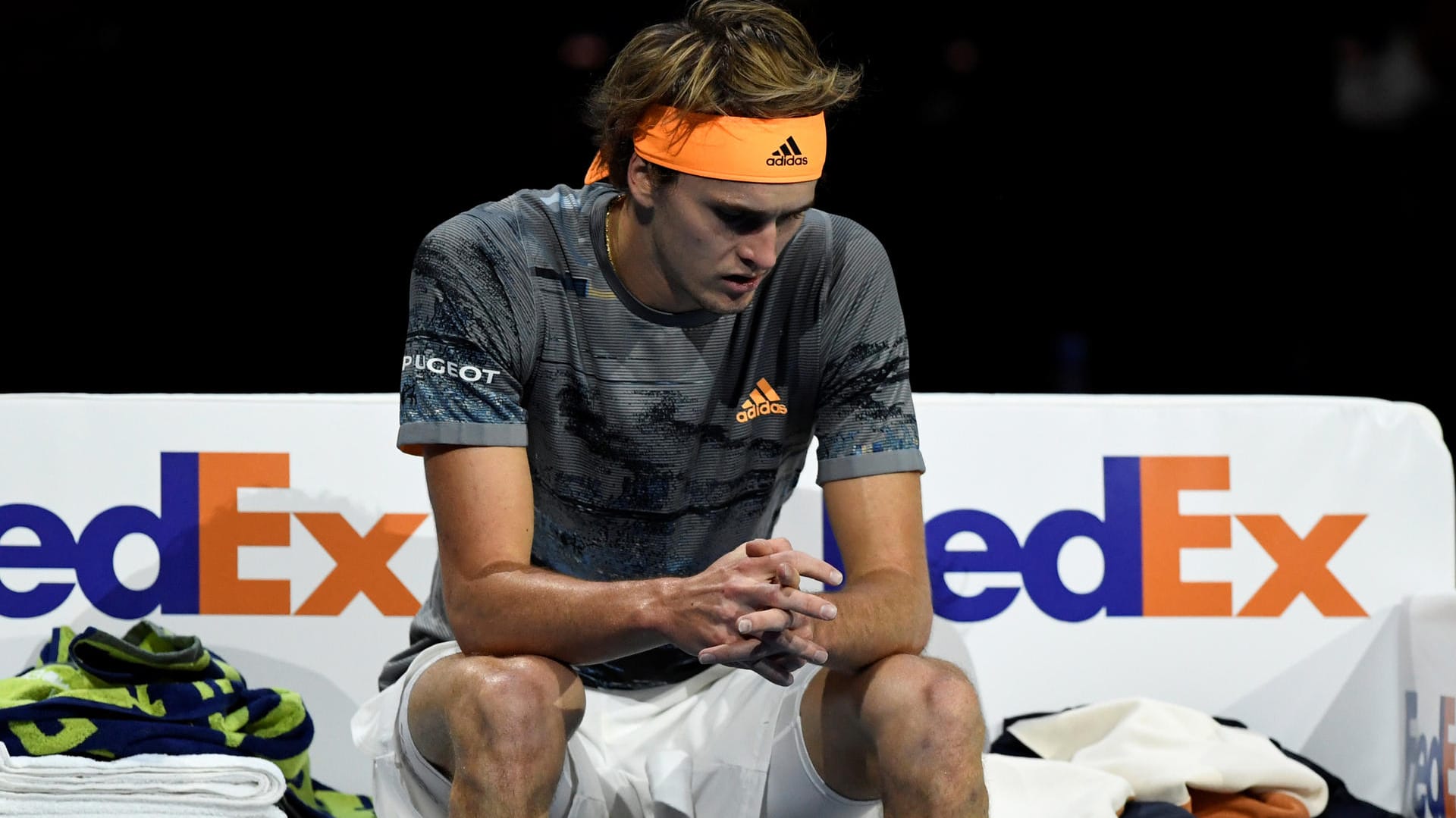 Geknickt: Alexander Zverev während des Matches gegen Stefanos Tsitsipas.