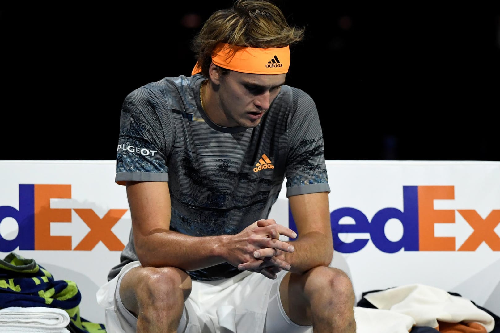 Geknickt: Alexander Zverev während des Matches gegen Stefanos Tsitsipas.