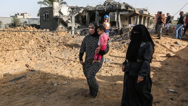 Palästinenser inspizieren ein beschädigtes Haus, das bei einem israelischen Luftangriff in Rafah im südlichen Gazastreifen zerstört wurde. Palästinenser inspizieren ein beschädigtes Haus, das bei einem israelischen Luftangriff in Rafah im südlichen Gazastreifen zerstört wurde.