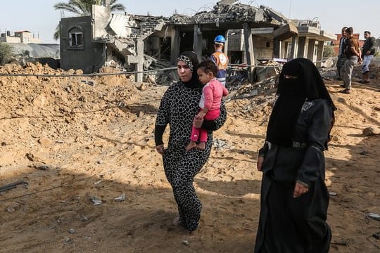 Palästinenser inspizieren ein beschädigtes Haus, das bei einem israelischen Luftangriff in Rafah im südlichen Gazastreifen zerstört wurde.
