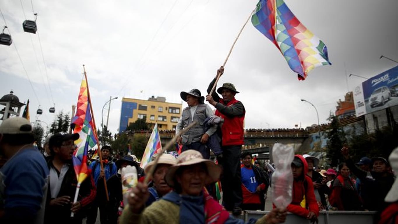 Unterstützer von Ex-Präsident Evo Morales blockieren eine Autobahn bei El Alto.