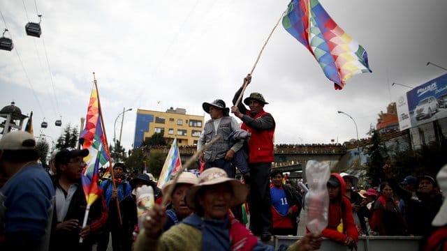Unterstützer von Ex-Präsident Evo Morales blockieren eine Autobahn bei El Alto. Unterstützer von Ex-Präsident Evo Morales blockieren eine Autobahn bei El Alto.
