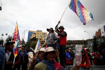 Unterstützer von Ex-Präsident Evo Morales blockieren eine Autobahn bei El Alto.
