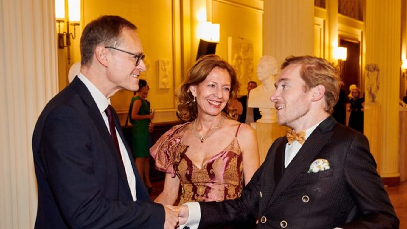 Michael Müller, Berlins Regierender Bürgermeister, begrüßt in Anwesenheit von Märchenland-Geschäftsführerin Silke Fischer den Schauspieler Samuel Koch.