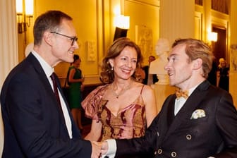Michael Müller, Berlins Regierender Bürgermeister, begrüßt in Anwesenheit von Märchenland-Geschäftsführerin Silke Fischer den Schauspieler Samuel Koch.