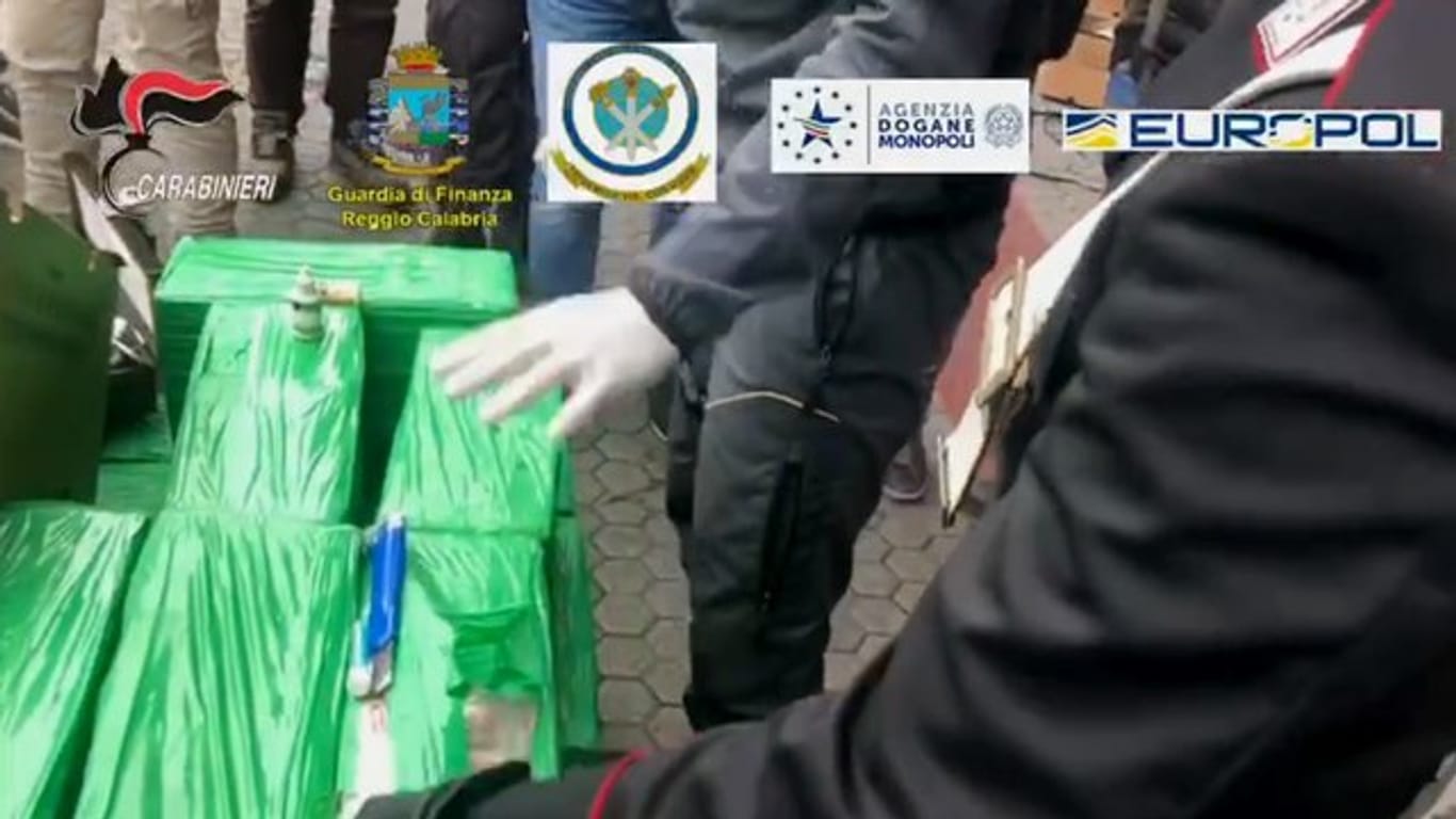Die italienische Finanzpolizei und Europol haben fast 1200 Kilo Kokain in Bananenkisten gefunden.