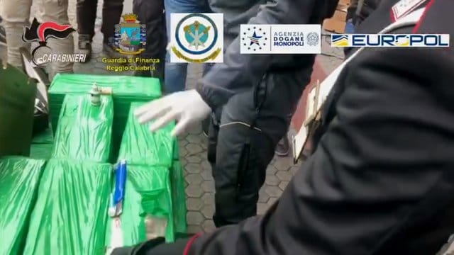 Die italienische Finanzpolizei und Europol haben fast 1200 Kilo Kokain in Bananenkisten gefunden. Die italienische Finanzpolizei und Europol haben fast 1200 Kilo Kokain in Bananenkisten gefunden.