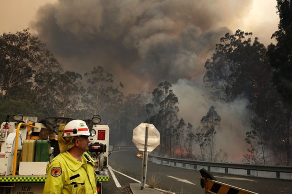 Einsatzkräfte bekämpfen Waldbrände im Taree-Nationalpark in New South Wales.