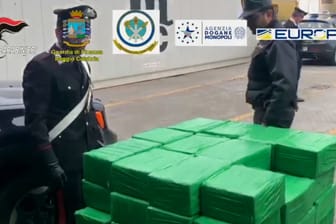 Italienische Polizisten mit der beschlagnahmten Schmuggelware: Der Hafen Gioia Tauro in Kalabrien ist ein der er weltweiten Hauptumschlagplätze von Kokain.