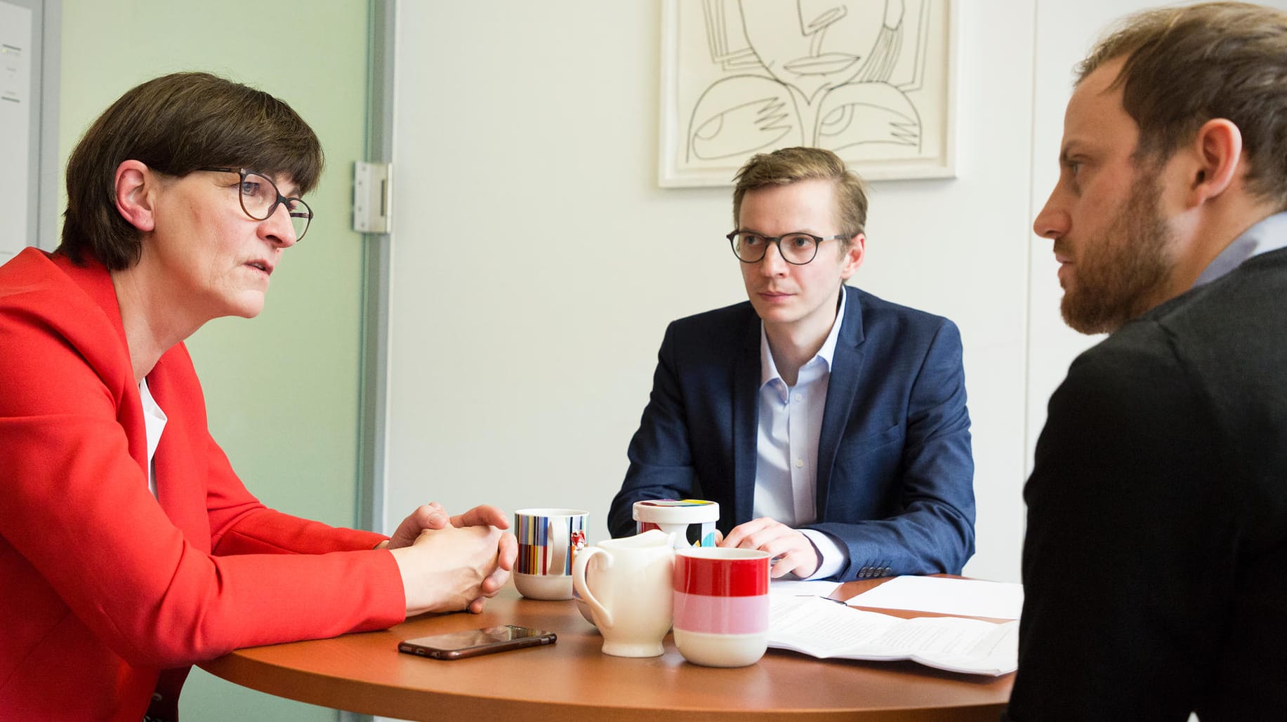 Saskia Esken im Gespräch mit den t-online.de-Reportern Jonas Schaible (r.) und Johannes Bebermeier.