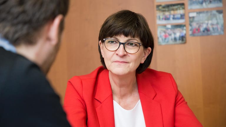 Saskia Esken und Norbert Walter-Borjans sind in der Stichwahl um den SPD-Vorsitz das Duo, das für eine SPD eintritt, die deutlich weiter links steht als bislang – und die große Koalition sehr kritisch sieht.