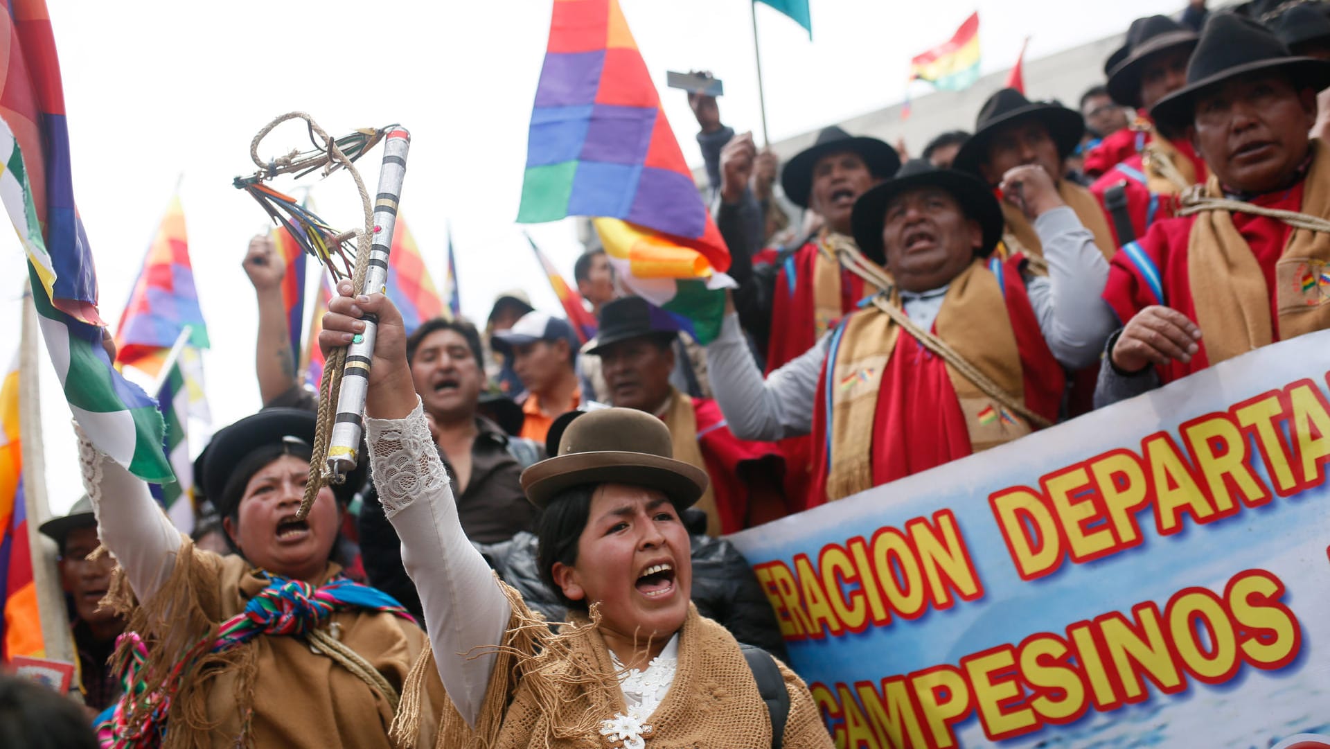 Aymara-Indianer demonstrieren in der bolivianischen Hauptstadt La Paz: Der Präsident befindet sich derzeit im Exil, hat aber immer noch großen Rückhalt in der indigenen Bevölkerung.