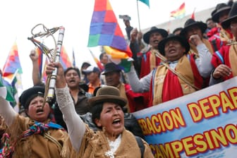Aymara-Indianer demonstrieren in der bolivianischen Hauptstadt La Paz: Der Präsident befindet sich derzeit im Exil, hat aber immer noch großen Rückhalt in der indigenen Bevölkerung.