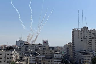 Rauchschwaden nach Raketenangriffen aus Gaza Richtung Israel: Die israelische Armee hat nach eigenen Angaben einen weiteren Führer des Islamischen Dschihad getötet. Seit Tagen eskaliert die Gewalt in der Region.
