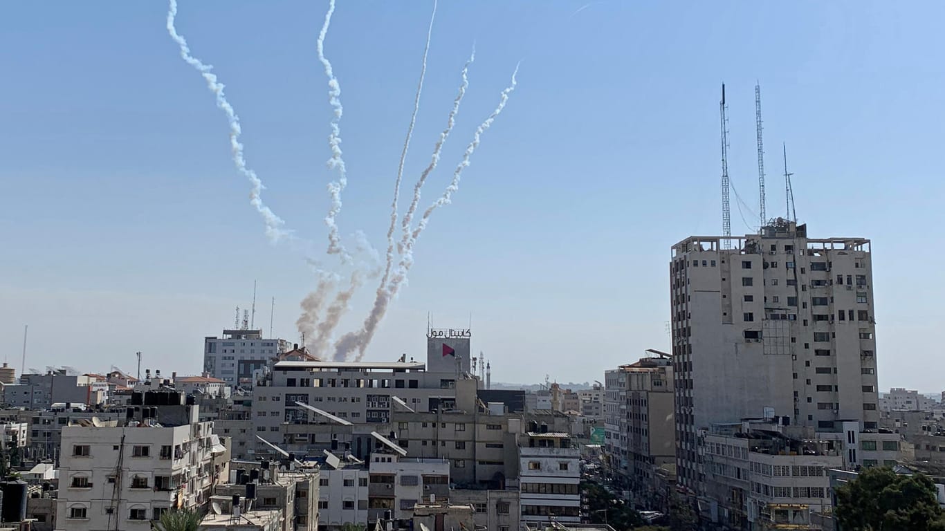 Rauchschwaden nach Raketenangriffen aus Gaza Richtung Israel: Die israelische Armee hat nach eigenen Angaben einen weiteren Führer des Islamischen Dschihad getötet. Seit Tagen eskaliert die Gewalt in der Region.