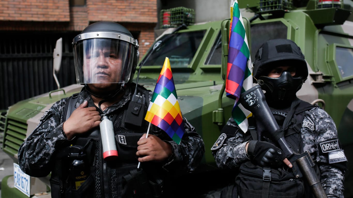 Polizisten mit Wiphalas Fähnchen in La Paz: Die Flagge repräsentiert die indigenen Völker in der Andenregion.