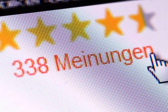 Es gibt laut Verbraucherzentrale Hersteller, Dienstleister oder Portal-Betreiber, die Kunden oder Nutzer mit Gutscheinen belohnen, wenn sie positive Bewertungen abgeben.