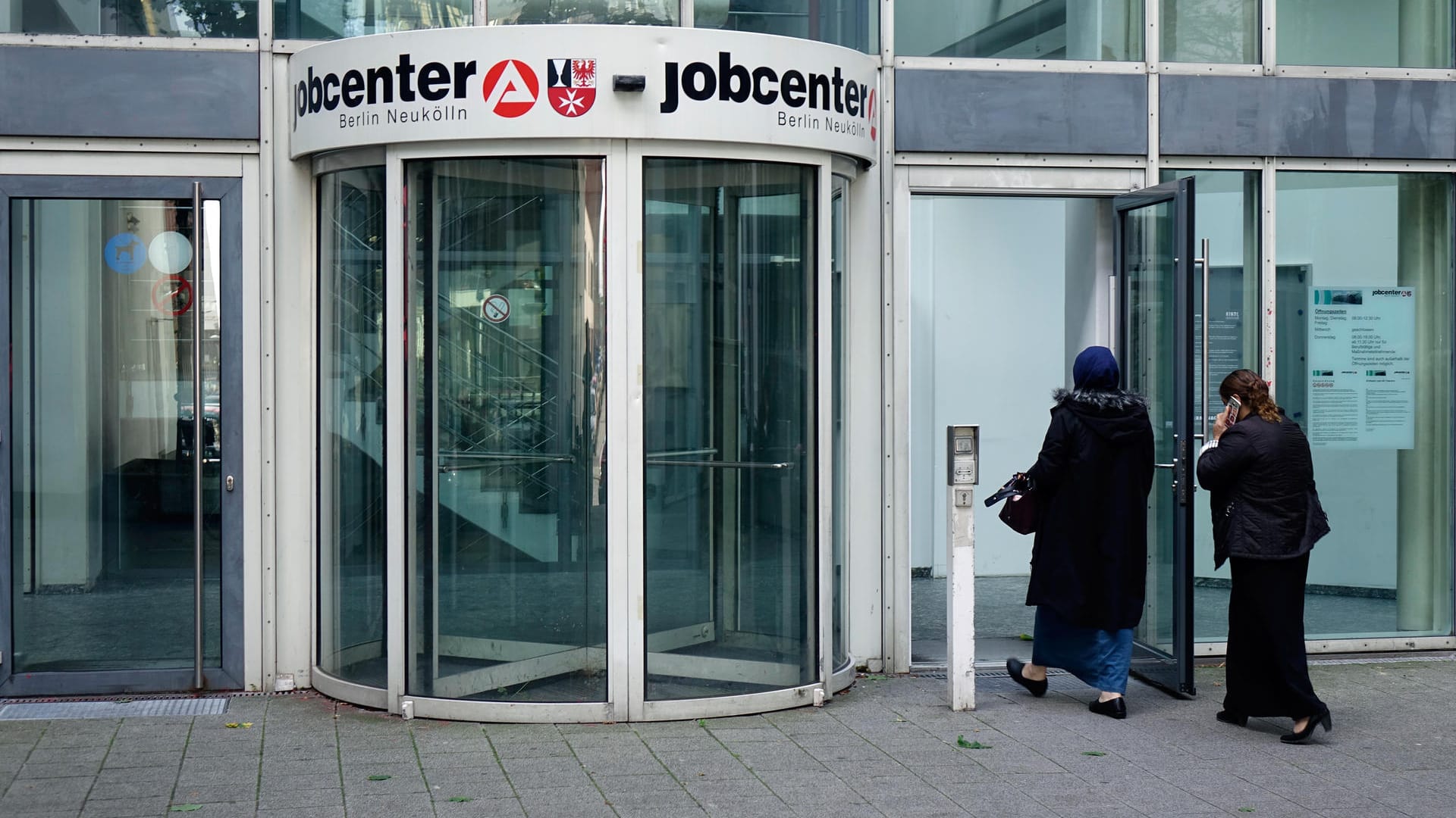 Eingang einer Agentur für Arbeit: Hatz-IV-Kürzungen treffen in Familien vor allem die Kinder, da schon ihr Regelbedarf niedrig angesetzt ist. (Symbolbild)