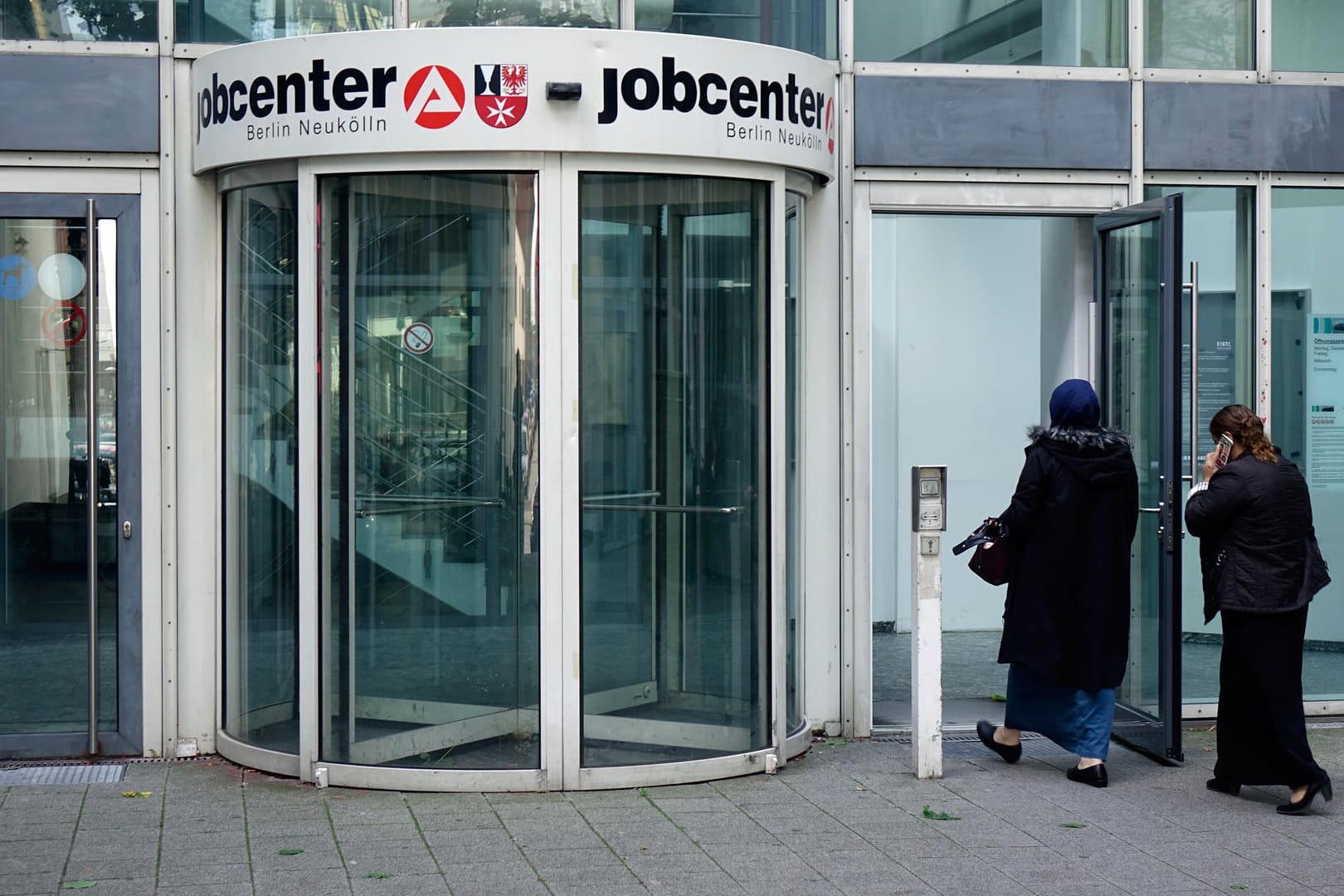 Eingang einer Agentur für Arbeit: Hatz-IV-Kürzungen treffen in Familien vor allem die Kinder, da schon ihr Regelbedarf niedrig angesetzt ist. (Symbolbild)