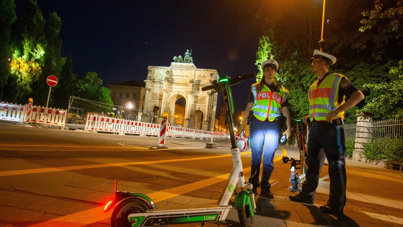 Polizei bei Alkoholkontrollen speziell für E-Scooter (Symbolbild): Immer wieder werden fahruntüchtige Verkehrsteilnehmer auf den elektrischen Rollern gestoppt.