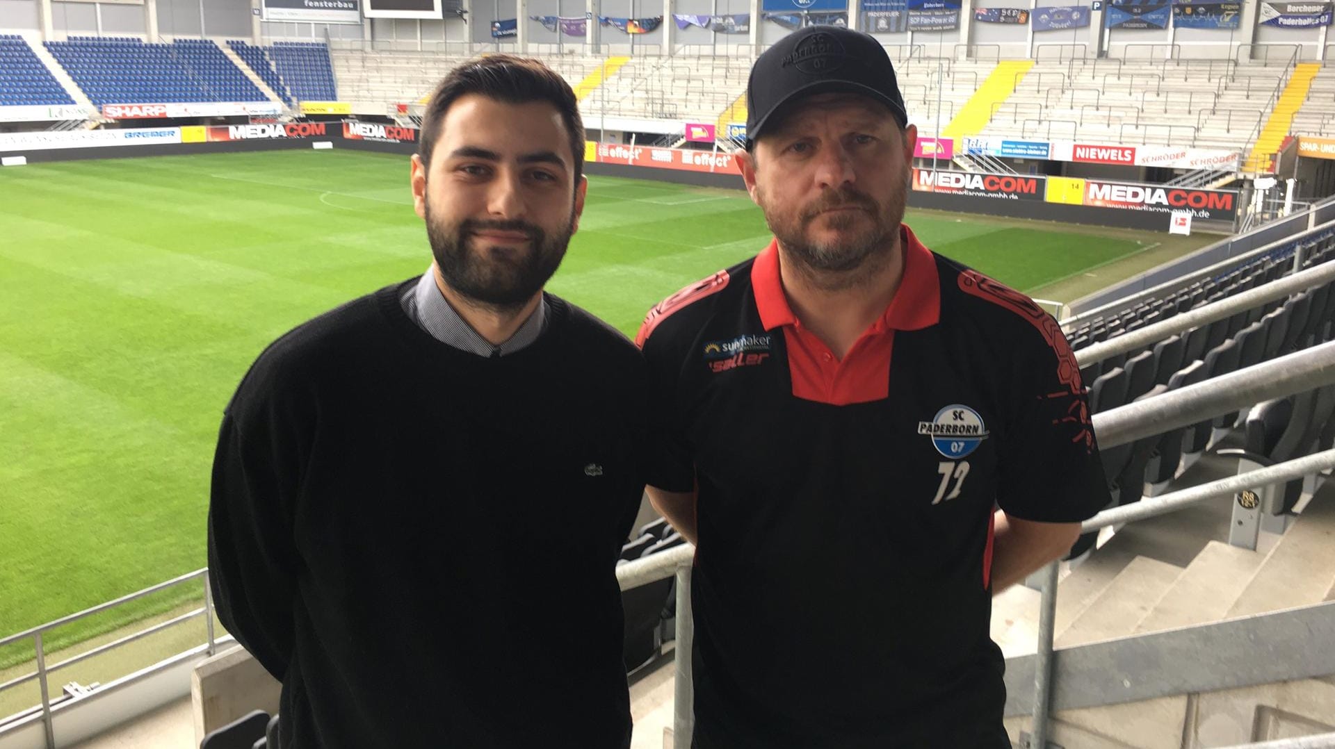 Steffen Baumgart (r.) mit t-online.de-Redakteur Dominik Sliskovic in der Paderborner Benteler-Arena.