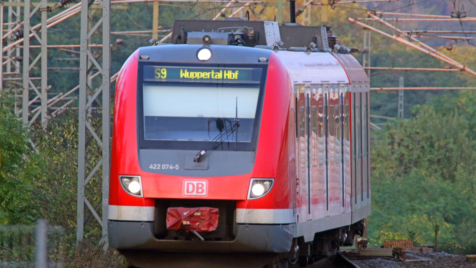 Ein S-Bahn-Zug der S9 auf dem Weg nach Wuppertal. Ein S-Bahn-Zug der S9 auf dem Weg nach Wuppertal.