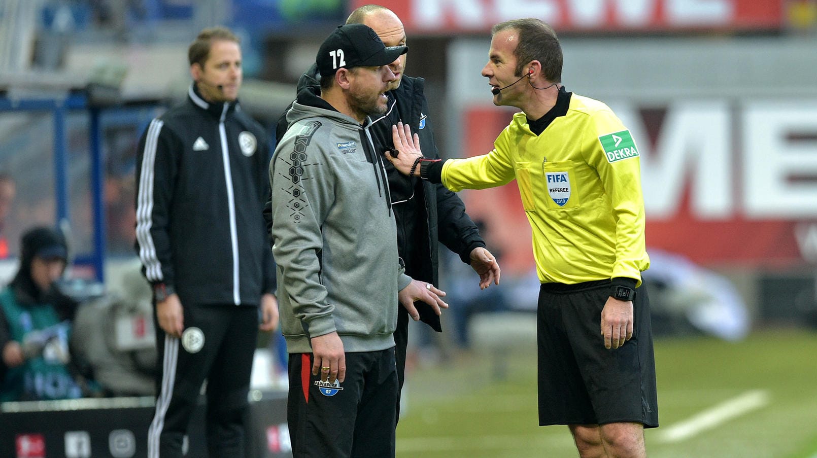 Steffen Baumgart (Mitte): Der Paderborn-Trainer diskutiert mit Schiedsrichter Marco Fritz (re.).