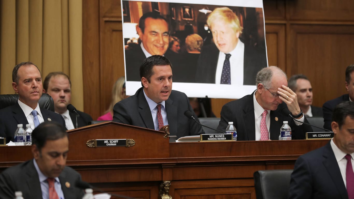 Ein Foto von Joseph Mifsud mit dem heutigen britischen Premier Boris Johnson im US-Kongress: Inmitten der Impeachment-Ermittlungen tauchen angebliche Botschaften des mysteriösen Mannes auf.
