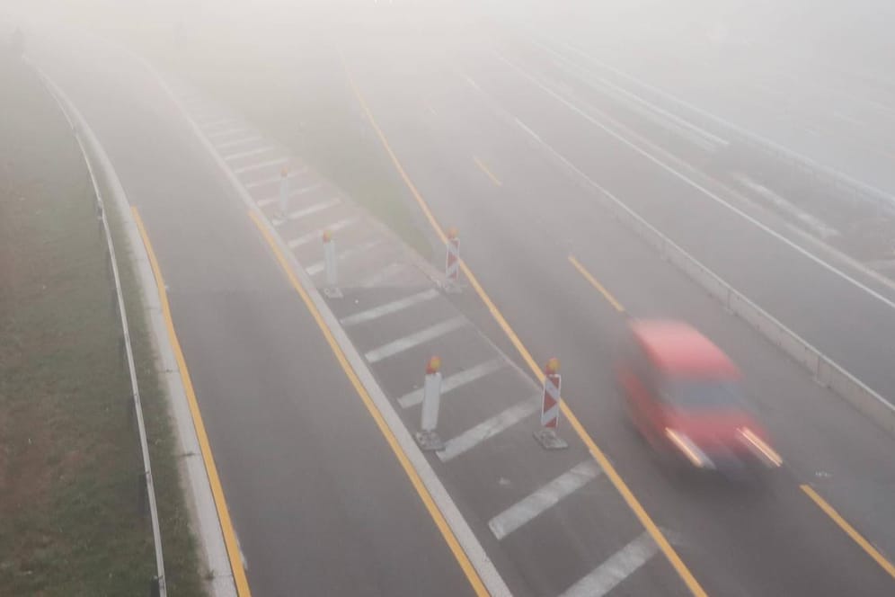 Fahren im dichten Nebel: Hier gelten besondere Regeln für Licht und Tempo.