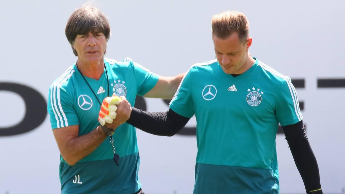Bundestrainer Joachim Löw (l.) und Marc-André ter Stegen während der WM-Vorbereitung 2018: Jetzt ist es Zeit für eine Entschädigung.