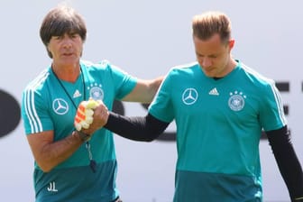Bundestrainer Joachim Löw (l.) und Marc-André ter Stegen während der WM-Vorbereitung 2018: Jetzt ist es Zeit für eine Entschädigung.