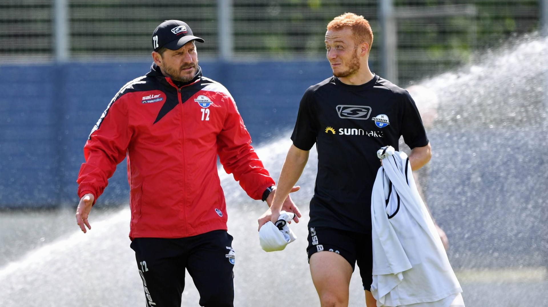 Steffen Baumgart (l.). Der SCP-Trainer setzt im täglichen Training besonders auf die direkte Kommunikation, hier mit Sebastian Vasiliadis.