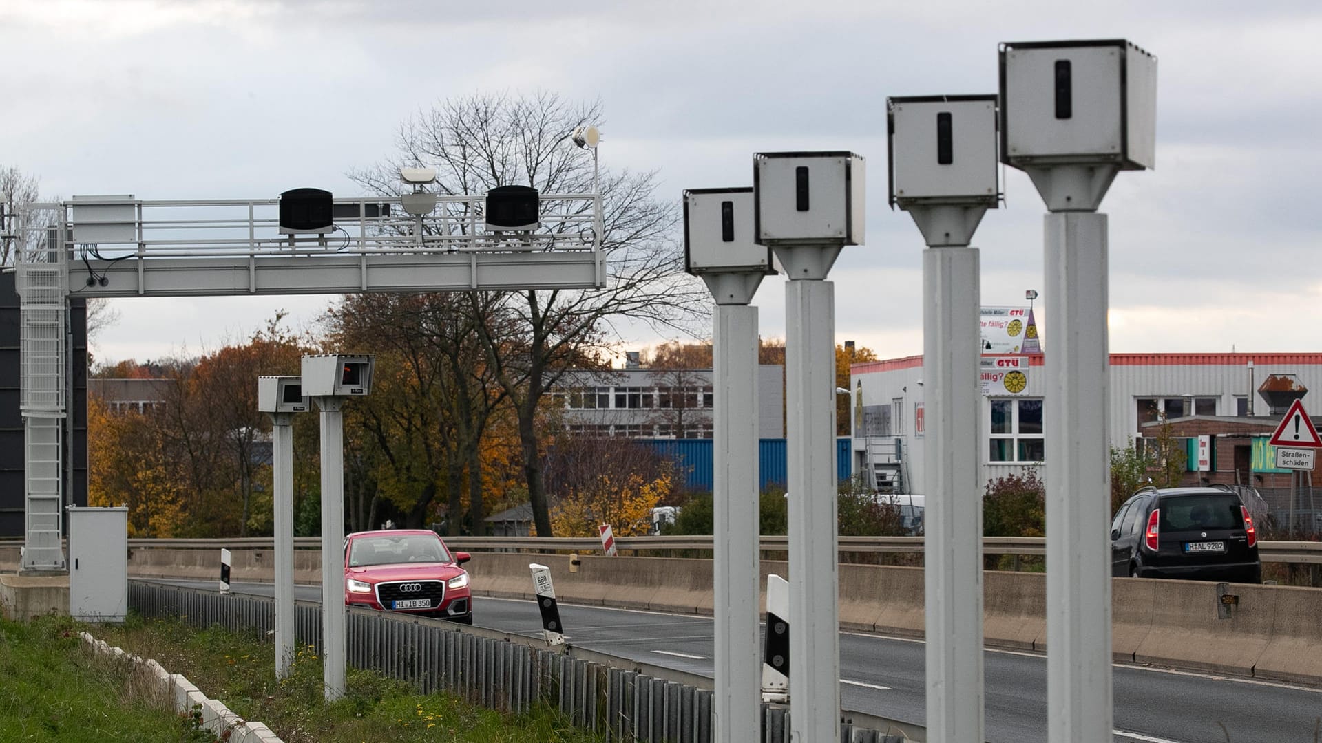 Streckenradar "Section Control" an der B6 bei Laatzen: Dieses System ermittelt die Durchschnittsgeschwindigkeit auf rund zwei Kilometer. Für die Berechnung erfasst die Kamera pauschal alle Autos und deren Daten wie zum Beispiel das Nummernschild. Streckenradar "Section Control" an der B6 bei Laatzen: Dieses System ermittelt die Durchschnittsgeschwindigkeit auf rund zwei Kilometer. Für die Berechnung erfasst die Kamera pauschal alle Autos und deren Daten wie zum Beispiel das Nummernschild.