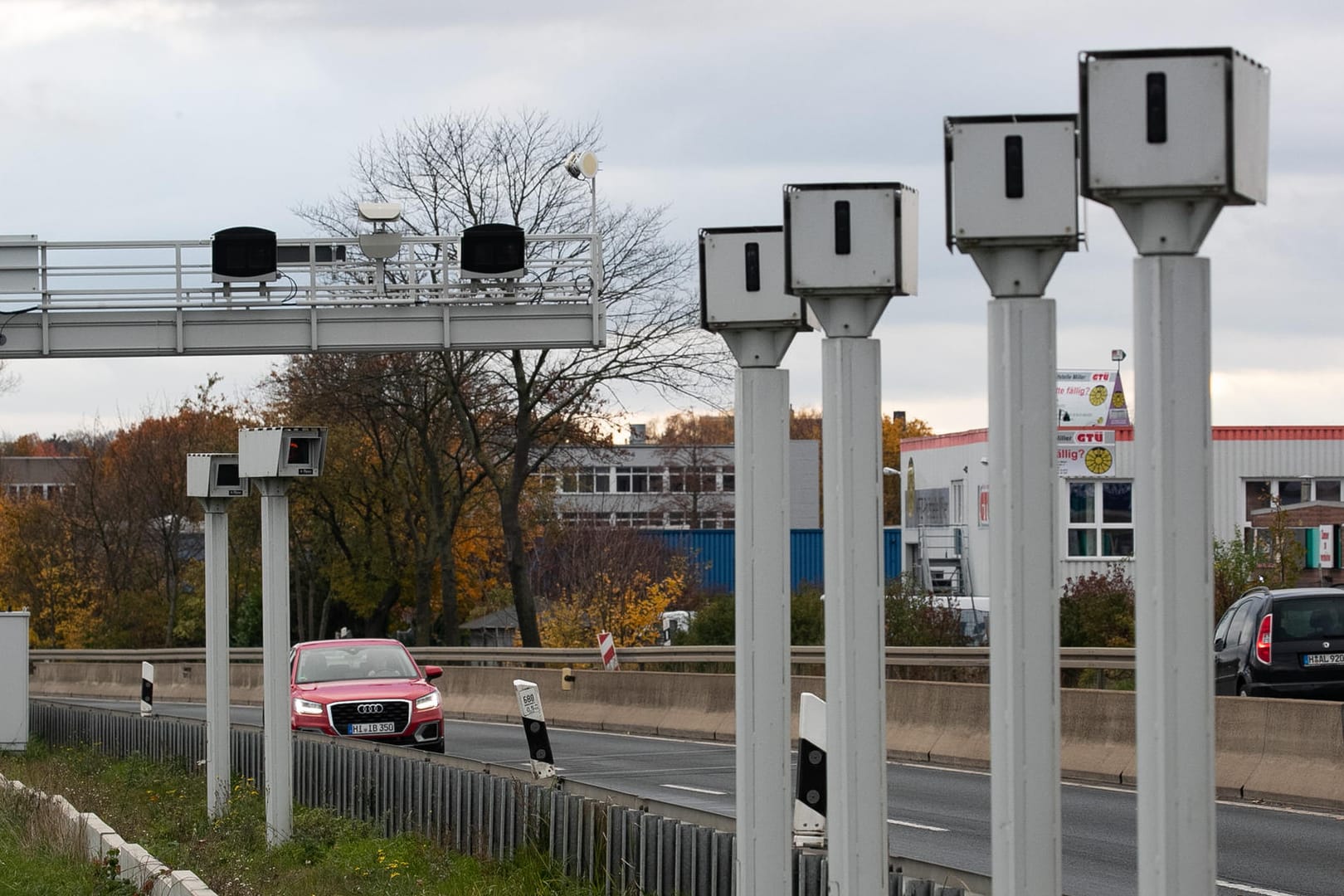 Streckenradar "Section Control" an der B6 bei Laatzen: Dieses System ermittelt die Durchschnittsgeschwindigkeit auf rund zwei Kilometer. Für die Berechnung erfasst die Kamera pauschal alle Autos und deren Daten wie zum Beispiel das Nummernschild.
