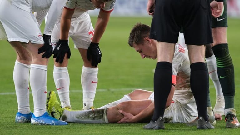 Leipzigs Willi Orban hat sich am linken Knie verletzt.