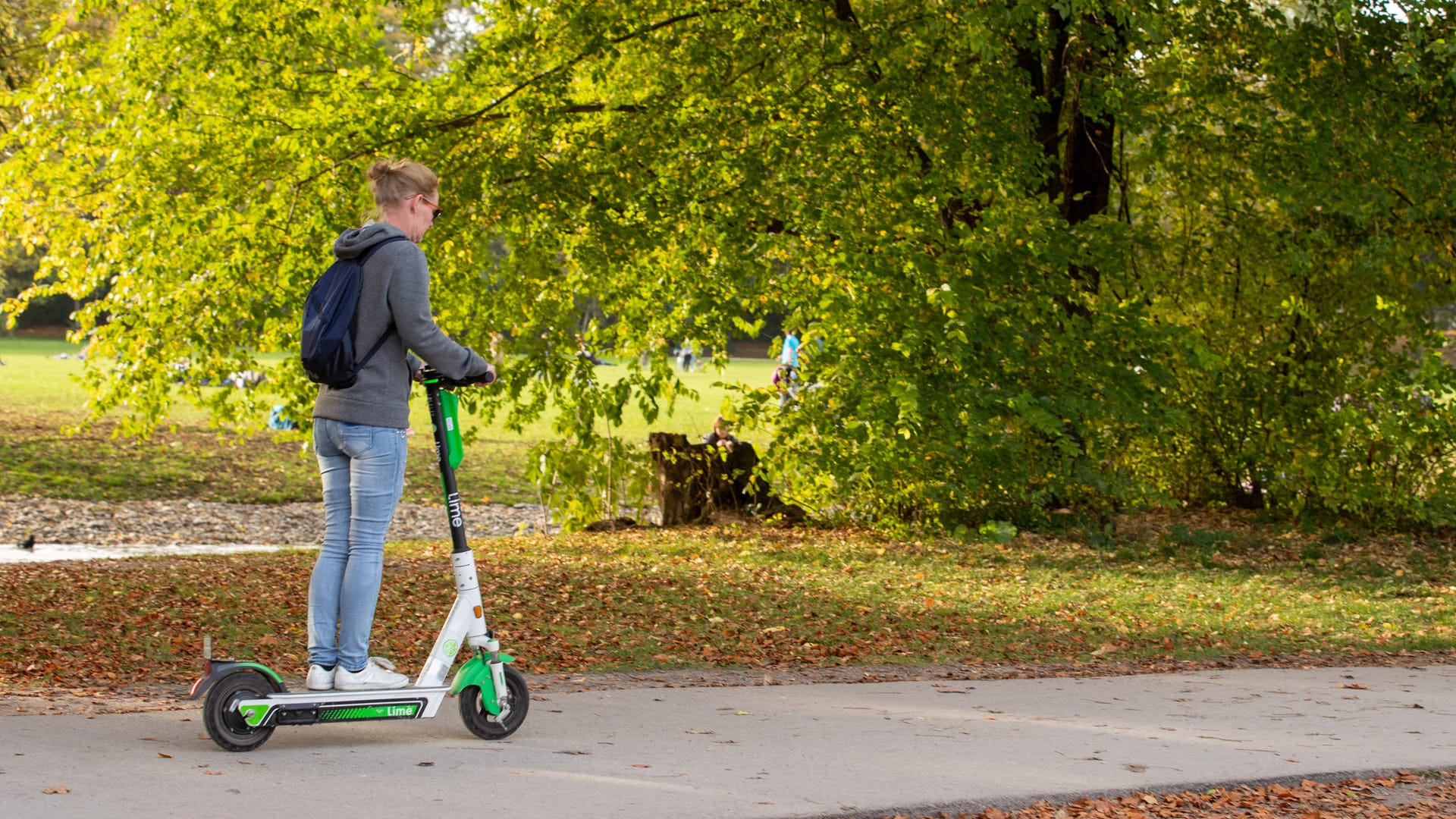 Frau auf E-Scooter: Auch so lässt sich die Herbststimmung genießen. Doch nicht alle Karlsruher sind von den neuen Fortbewegungsmitteln begeistert.