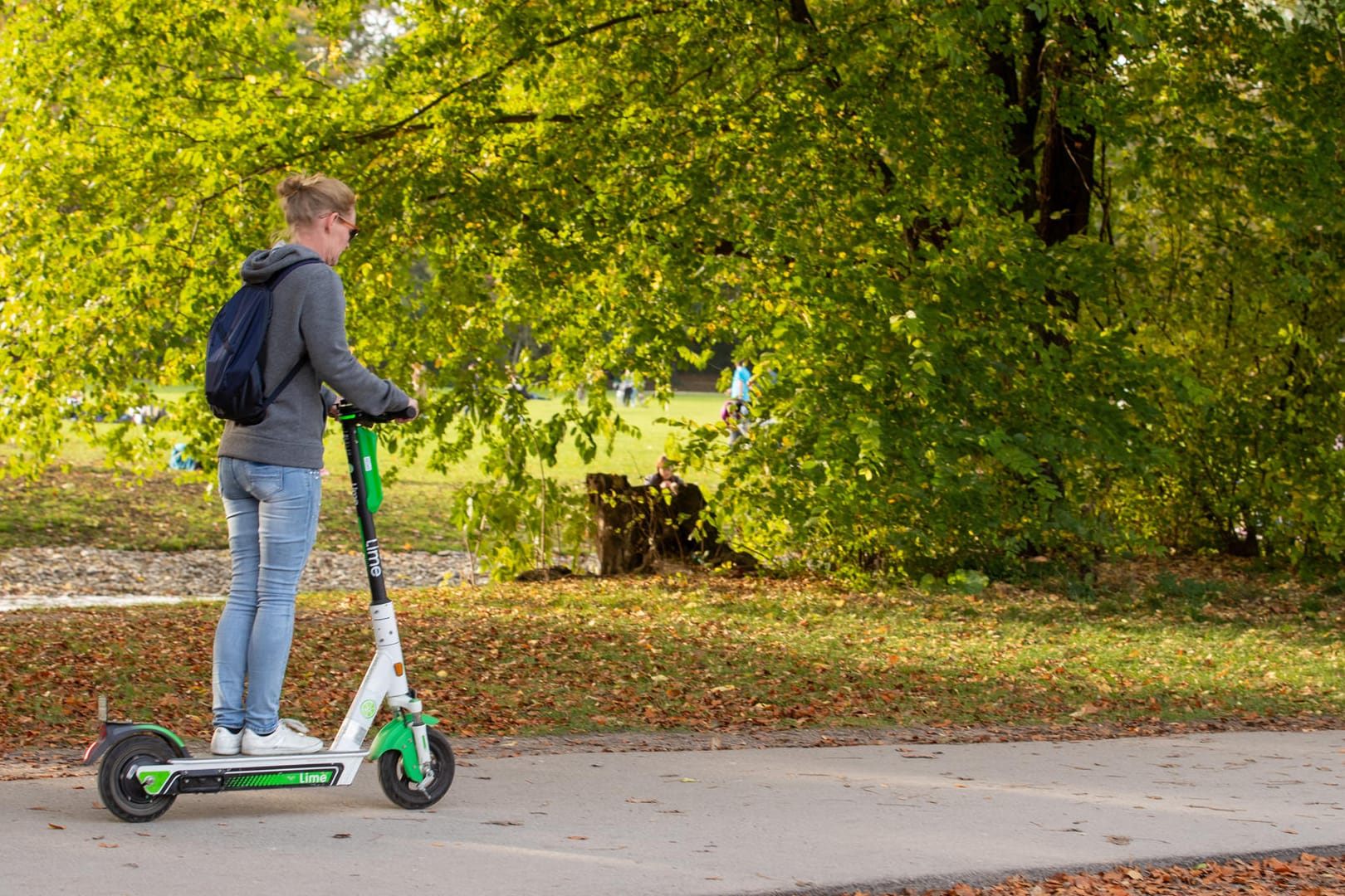 Frau auf E-Scooter: Auch so lässt sich die Herbststimmung genießen. Doch nicht alle Karlsruher sind von den neuen Fortbewegungsmitteln begeistert.