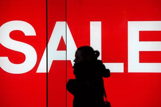 Eine Frau vor einem "Sale"-Werbeplakat: Outlet-Center liegen voll im Trend und locken immer mehr Schnäppchenjäger an. Eine Frau vor einem "Sale"-Werbeplakat: Outlet-Center liegen voll im Trend und locken immer mehr Schnäppchenjäger an.