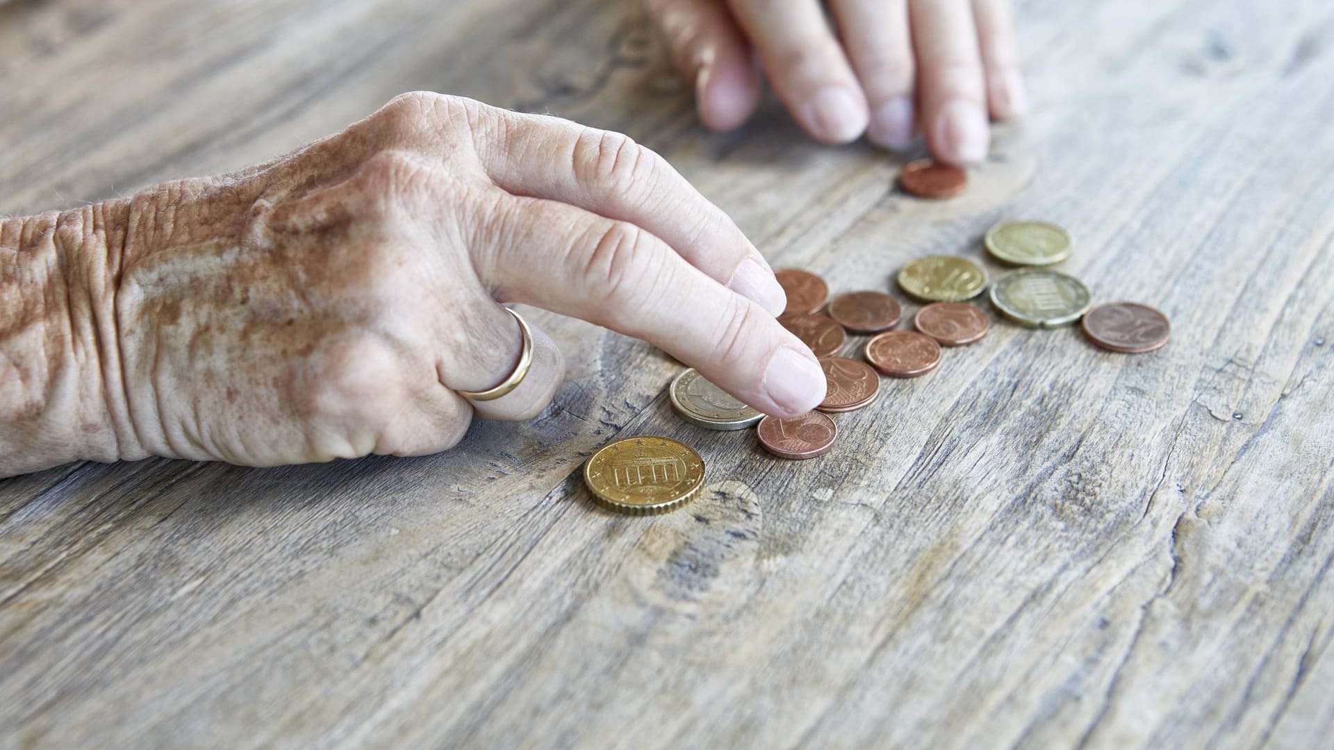 Seniorin zählt Kleingeld: Immer mehr alte Menschen in Deutschland verschulden sich. Seniorin zählt Kleingeld: Immer mehr alte Menschen in Deutschland verschulden sich.