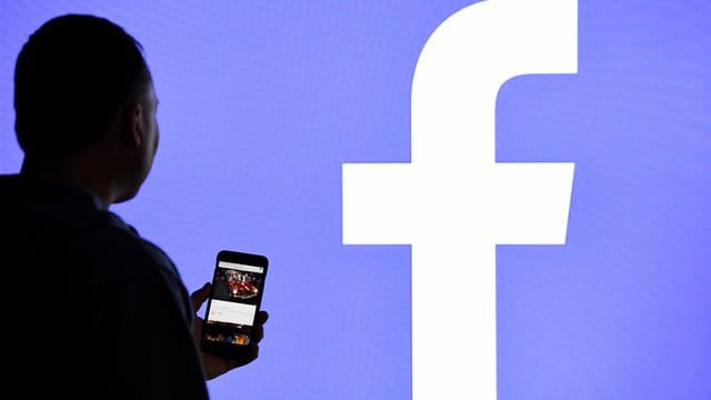 Facebook hat nach eigenen Angaben mehrere Milliarden sogenannter "Fake Accounts" gelöscht und die Software zur Erkennung von Hassrede verbessert. Facebook hat nach eigenen Angaben mehrere Milliarden sogenannter "Fake Accounts" gelöscht und die Software zur Erkennung von Hassrede verbessert.