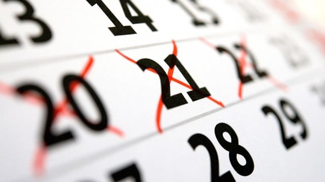 Kalender mit ausgestrichenen Tagen: Wer über Neujahr krank ist, kann übrigen Urlaub in vielen Fällen im nächsten Jahr nehmen.