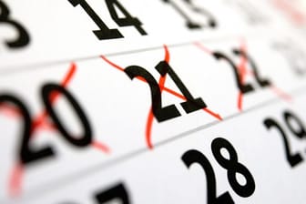 Kalender mit ausgestrichenen Tagen: Wer über Neujahr krank ist, kann übrigen Urlaub in vielen Fällen im nächsten Jahr nehmen.